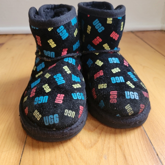 Kids size 8 Uggs for a toddler - Picture 1 of 9